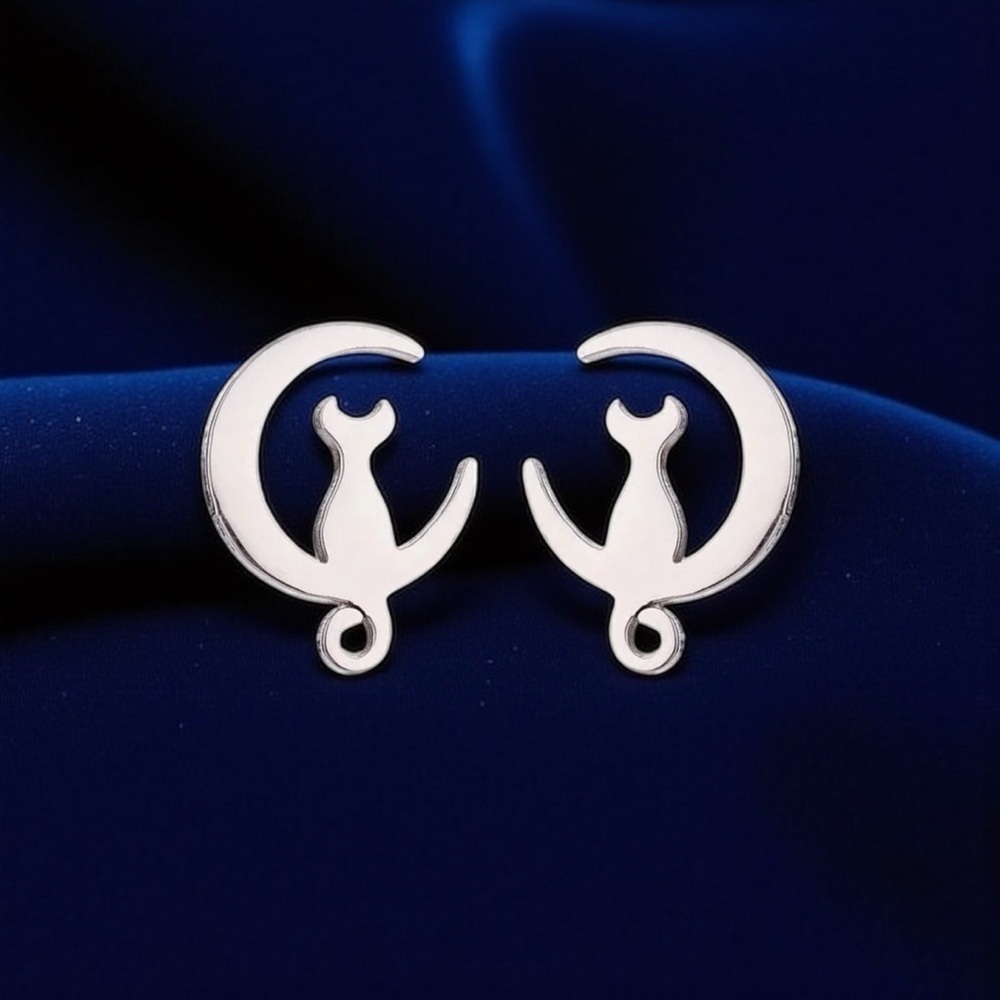 Stunning Silver Cat Moon Earrings - NWOT